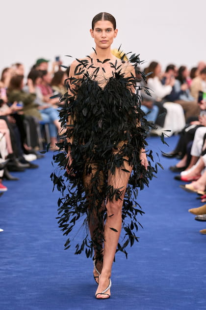Robe noire à plumes aperçue sur le défilé Alexandre Vauthier haute couture