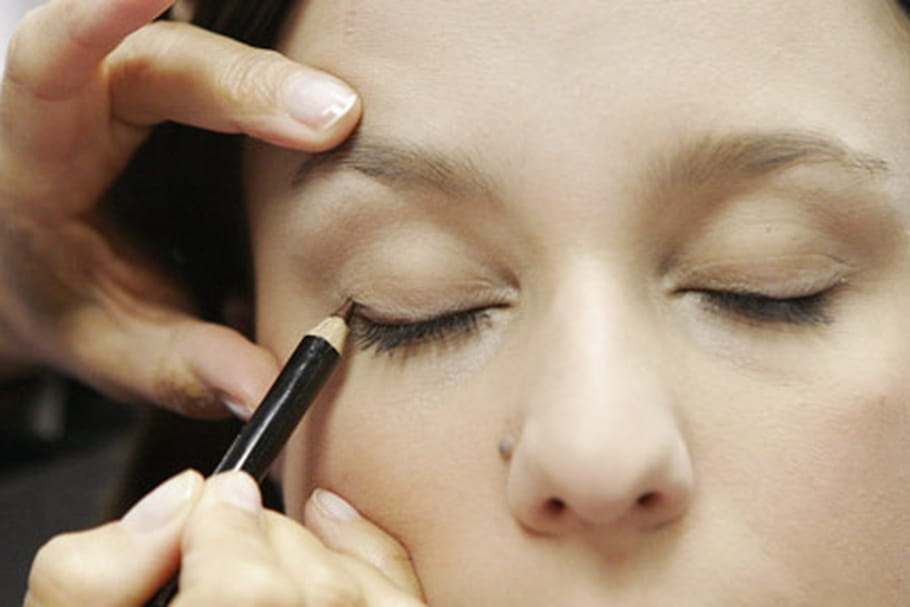 crayon sous les yeux