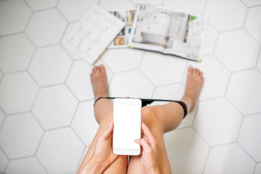 Utiliser son téléphone aux toilettes : l'erreur qui favorise les hémorroïdes