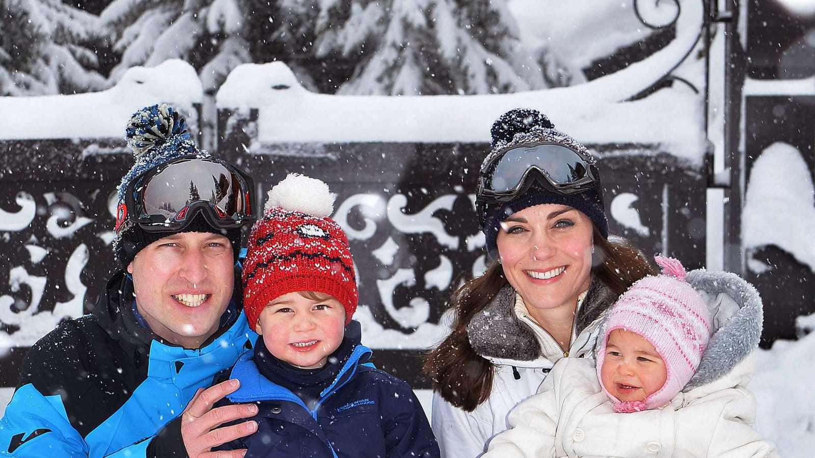 Kate Middleton et le prince William entourés de leurs deux enfants 