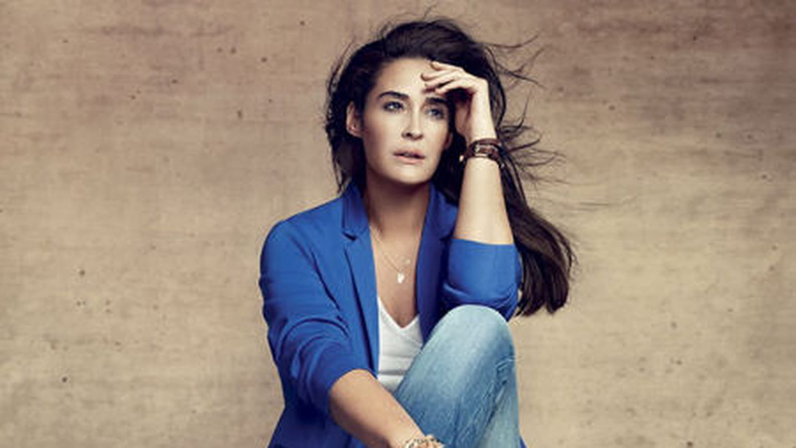 Violeta by Mango : la veste bleue et le jean boyfriend
