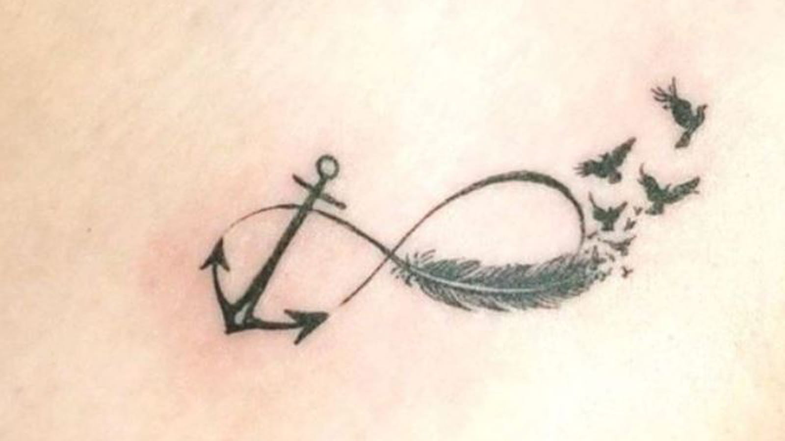 Ancre, plume et oiseaux sous la clavicule