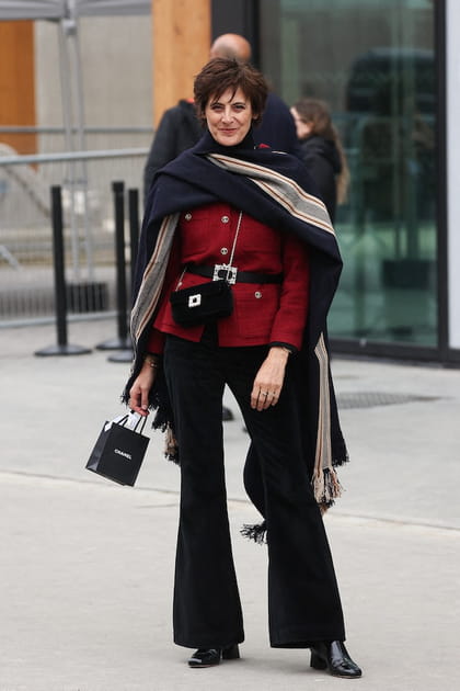 Ines de la Fressange en veste rouge et châle XXL