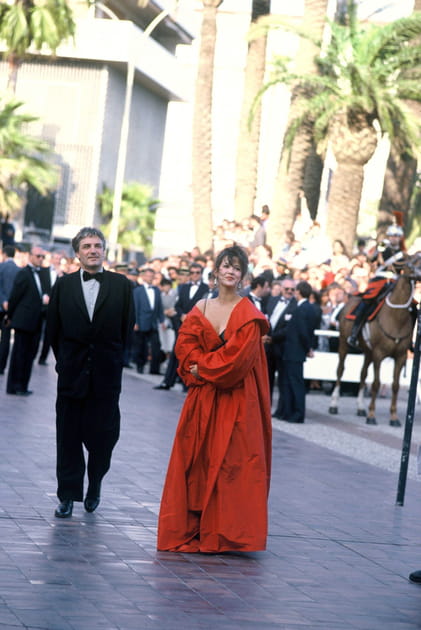 Sophie Marceau en manteau de soir&eacute;e rouge
