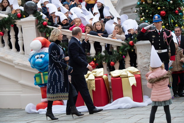 Charlene et Albert de Monaco saluent les enfants