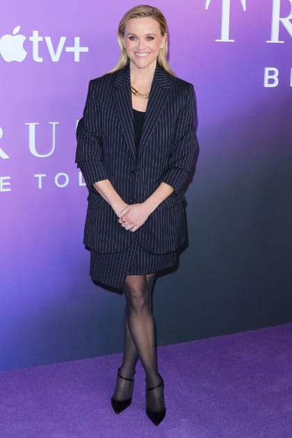 Reese Witherspoon en robe noire associ&eacute;e &agrave; un blazer