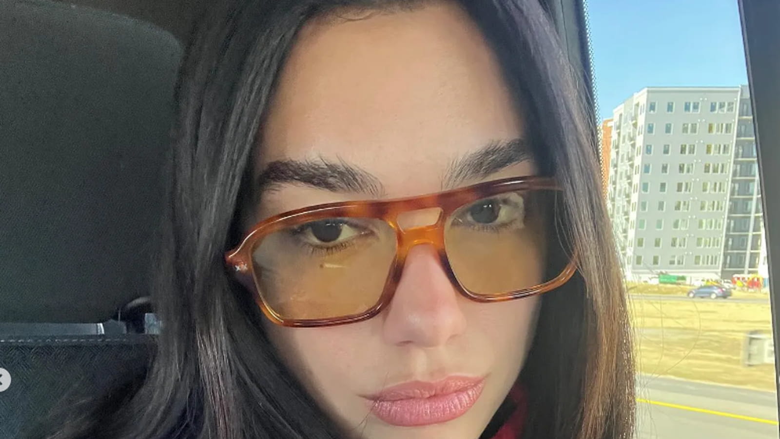 Dua Lipa make-up less