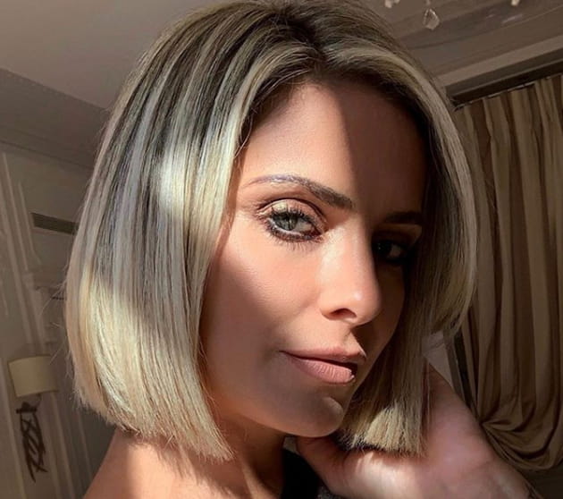 Clara Morgane, la tête au carré