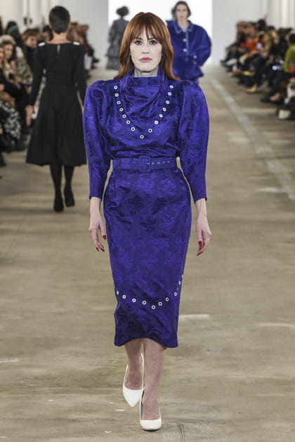 Robe bleue en jacquard et escarpins blancs aper&ccedil;us&nbsp;sur le d&eacute;fil&eacute; Batsheva