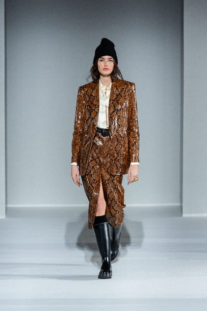 Jupe et veste &agrave; imprim&eacute; serpent aper&ccedil;ues sur le d&eacute;fil&eacute; Luisa Spagnoli