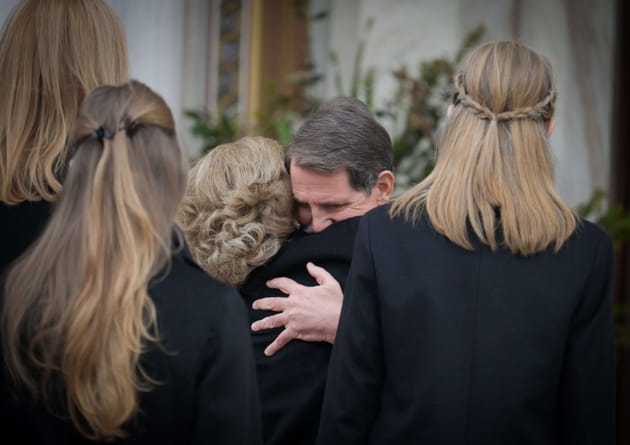 Obs&egrave;ques d'Ir&egrave;ne de Gr&egrave;ce&nbsp;: la reine Sofia boulevers&eacute;e dans les bras de son neveu