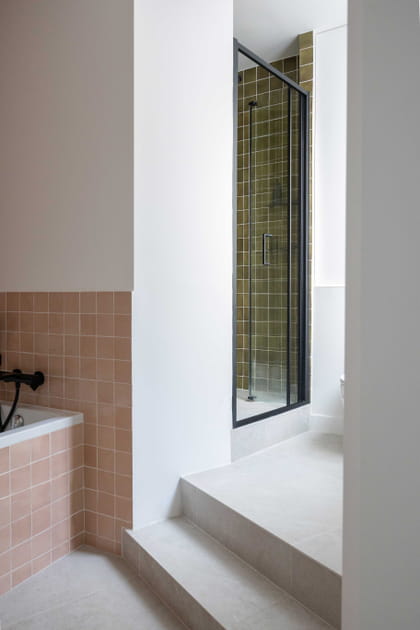 Apr&egrave;s&nbsp;: une salle de bains avec baignoire et douche