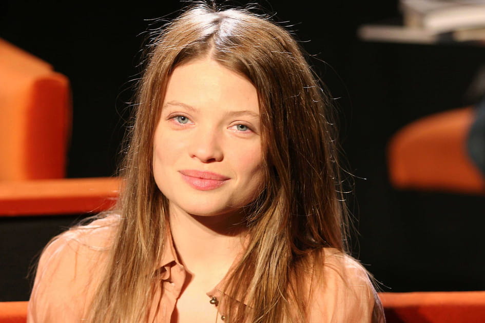 M&eacute;lanie Thierry, tendance avec ses sourcils coiff&eacute;s vers le haut