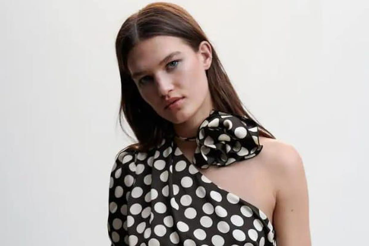 Blouse à pois one shoulder