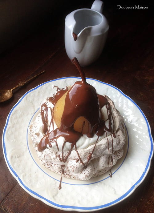 Pavlova poires épicées sauce chocolat