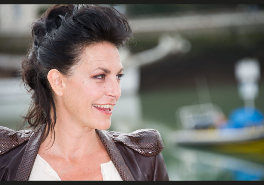 La coiffure rock de Lio