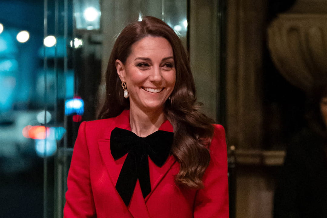 Kate Middleton en manteau rouge et jupe midi