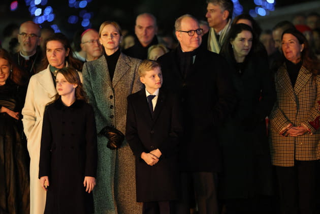 La famille princi&egrave;re de Monaco admire le feu de la Sainte-D&eacute;vote