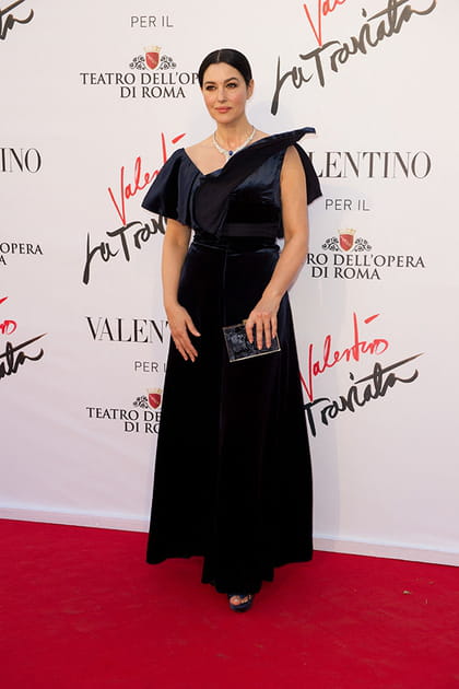 Monica Bellucci en robe bleu nuit en satin &agrave; structure