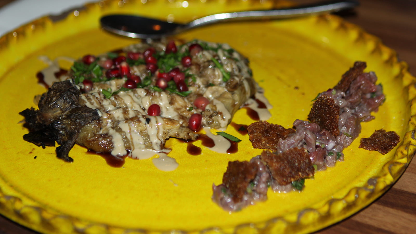 Aubergine rôtie à la grenade et tartare de boeuf