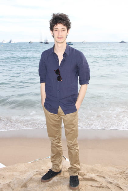 Pierre Niney en look décontracté avec chemise bleu marine et chino beige