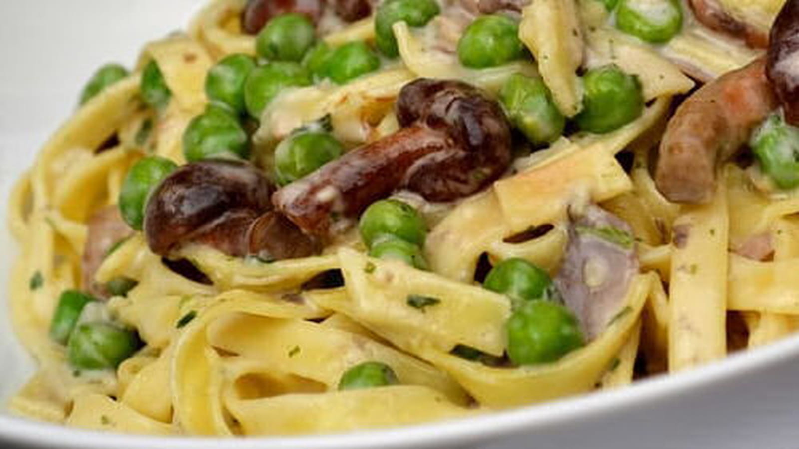 Tagliatelle aux champignons, échalotes et petits pois