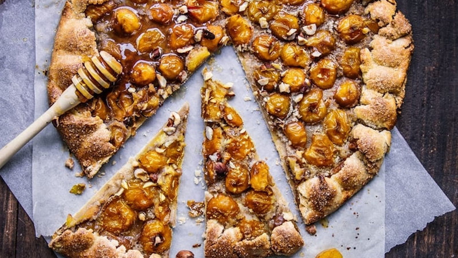 Tarte rustique aux Mirabelles de Lorraine, noisettes et miel