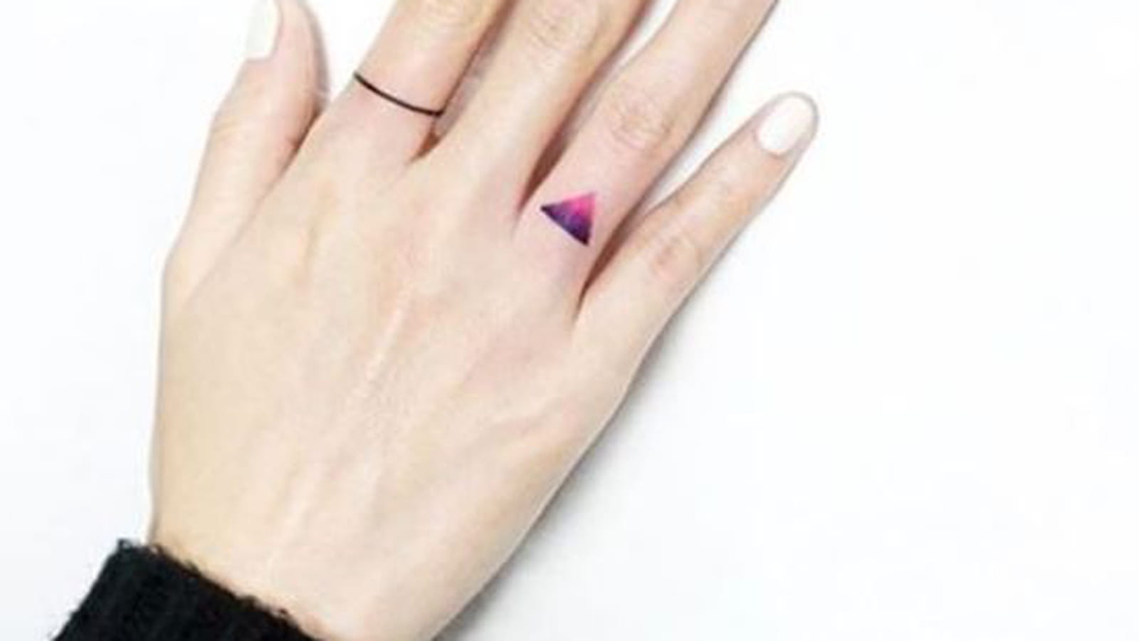Triangle rose sur le doigt