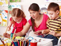 en maternelle, les enfants découvrent de nouvelles activités manuelles.
