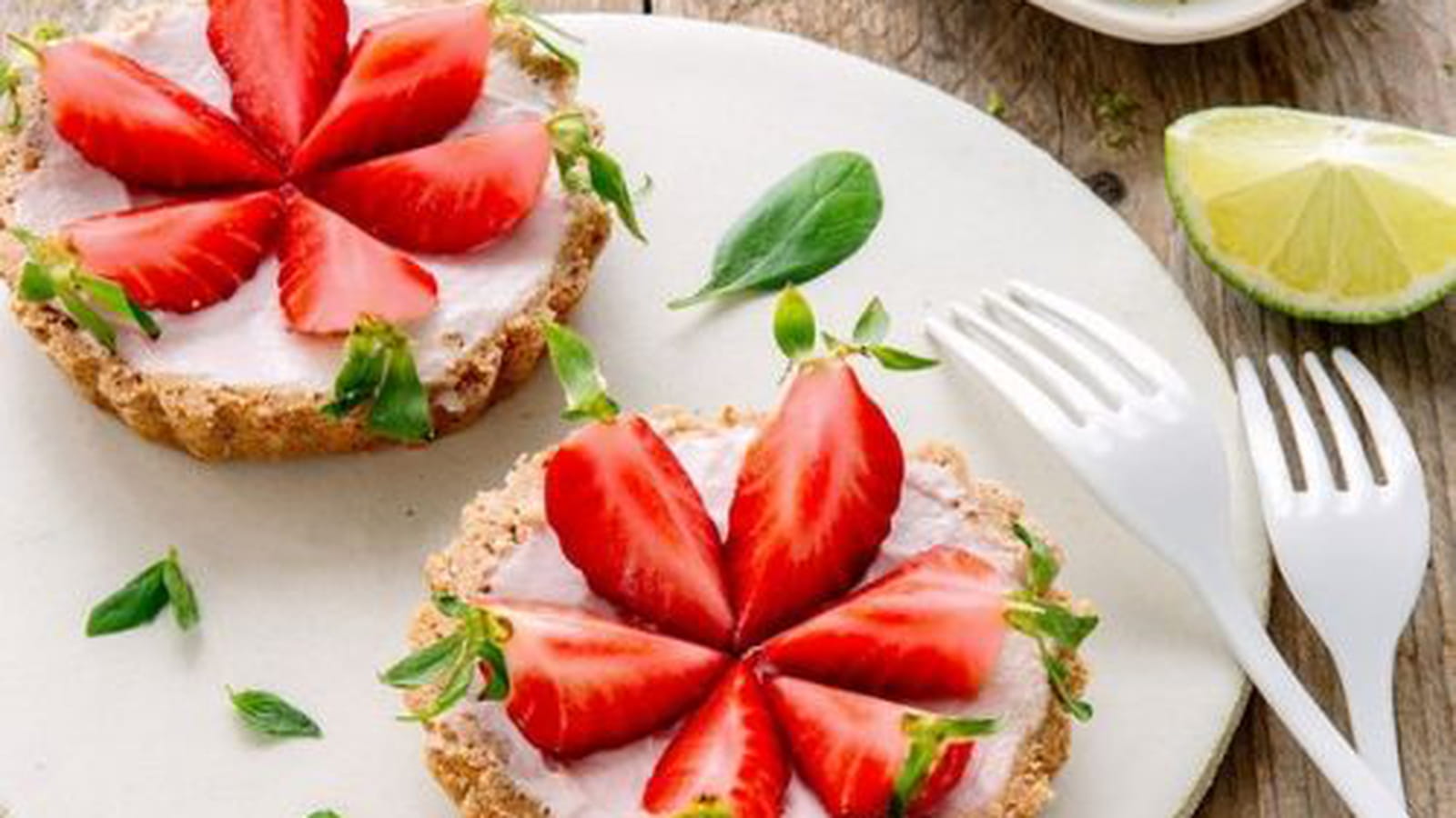 Tartelette sans cuisson aux fraises, basilic et yaourt brassé chèvre