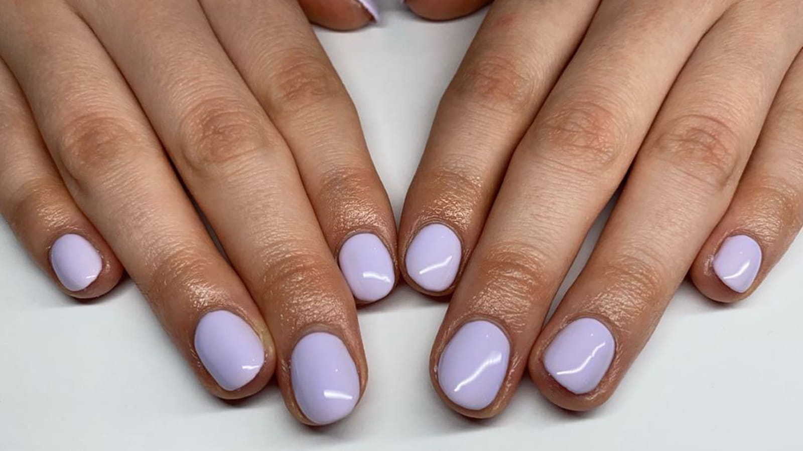 Une manucure lilas