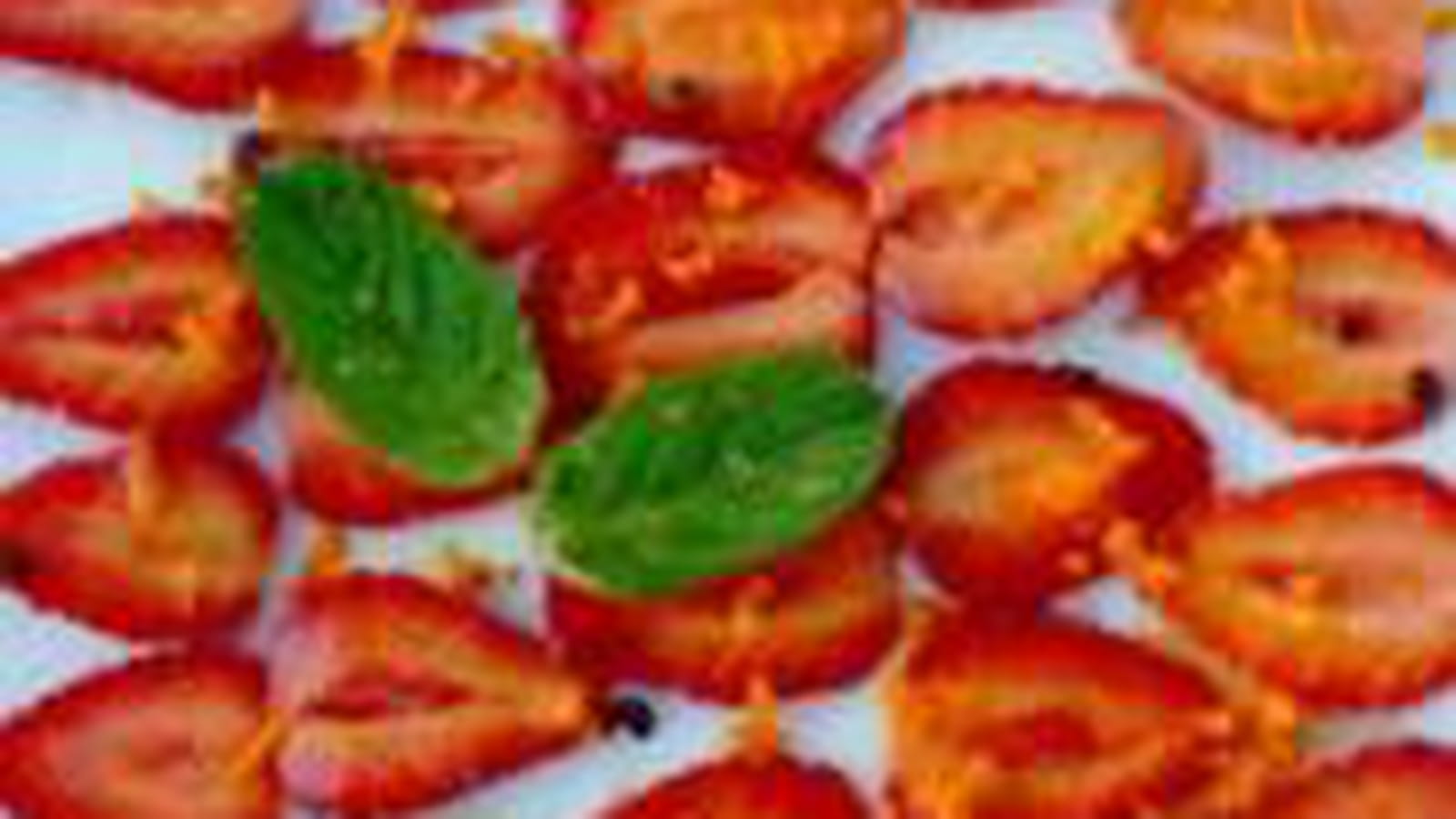Carpaccio de fraises au vinaigre de cidre, curcuma
