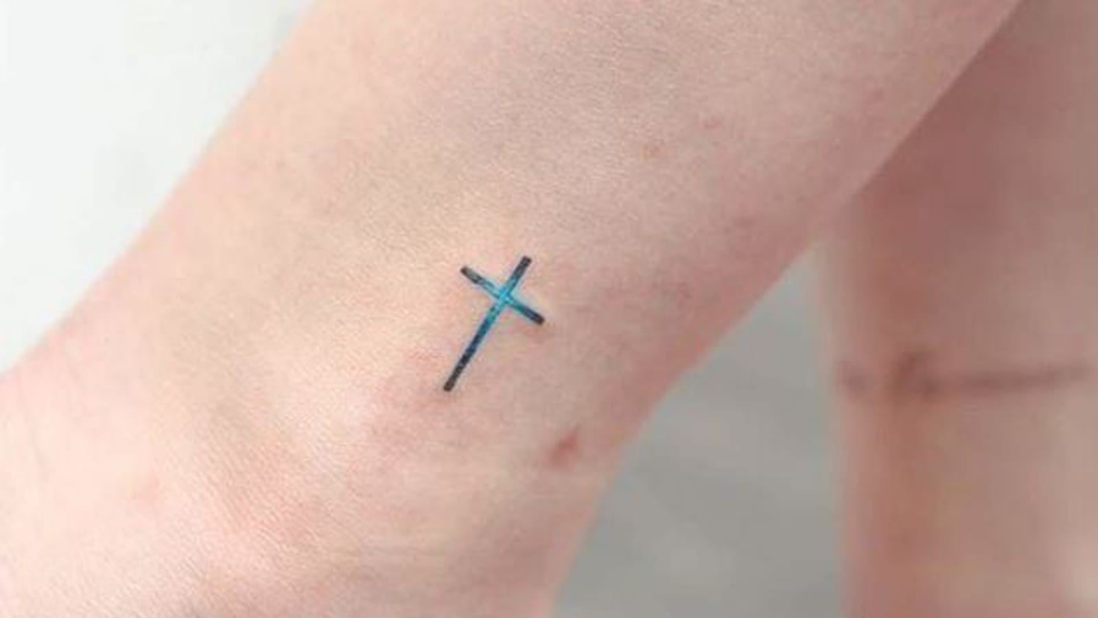 Croix bleue sur la cheville