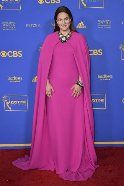 Drew Barrymore en longue robe fuchsia à cape