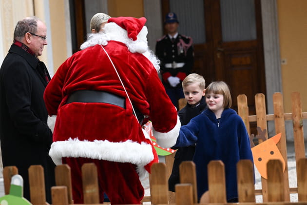 Charlene, Jacques, Gabriella et Albert de Monaco face au Père Noël au palais