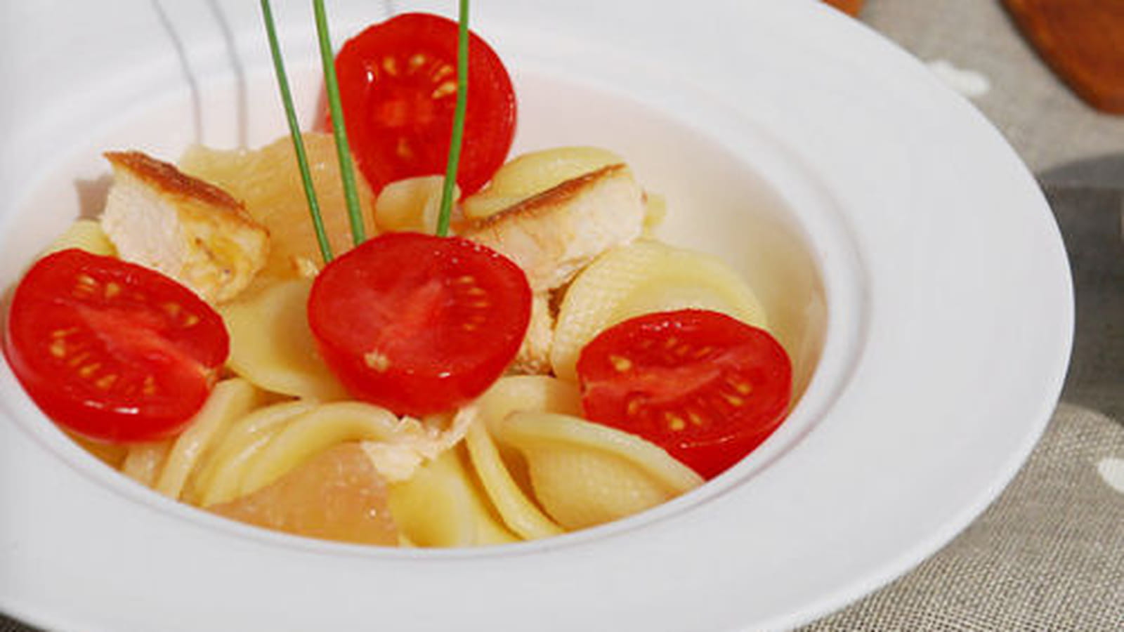 Salade de pâtes au poulet, pamplemousse, tomate cerise