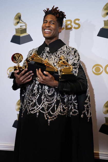 Jon Batiste en ensemble brod&eacute;