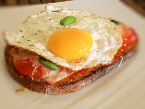 Tartine express jambon, tomate et oeuf