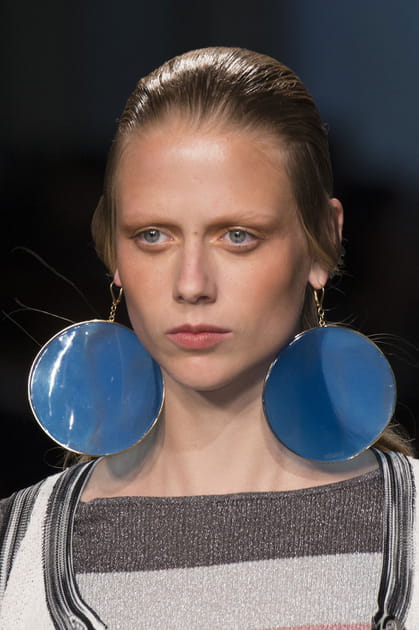 Les boucles d'oreilles rondes oversize du d&eacute;fil&eacute; Missoni