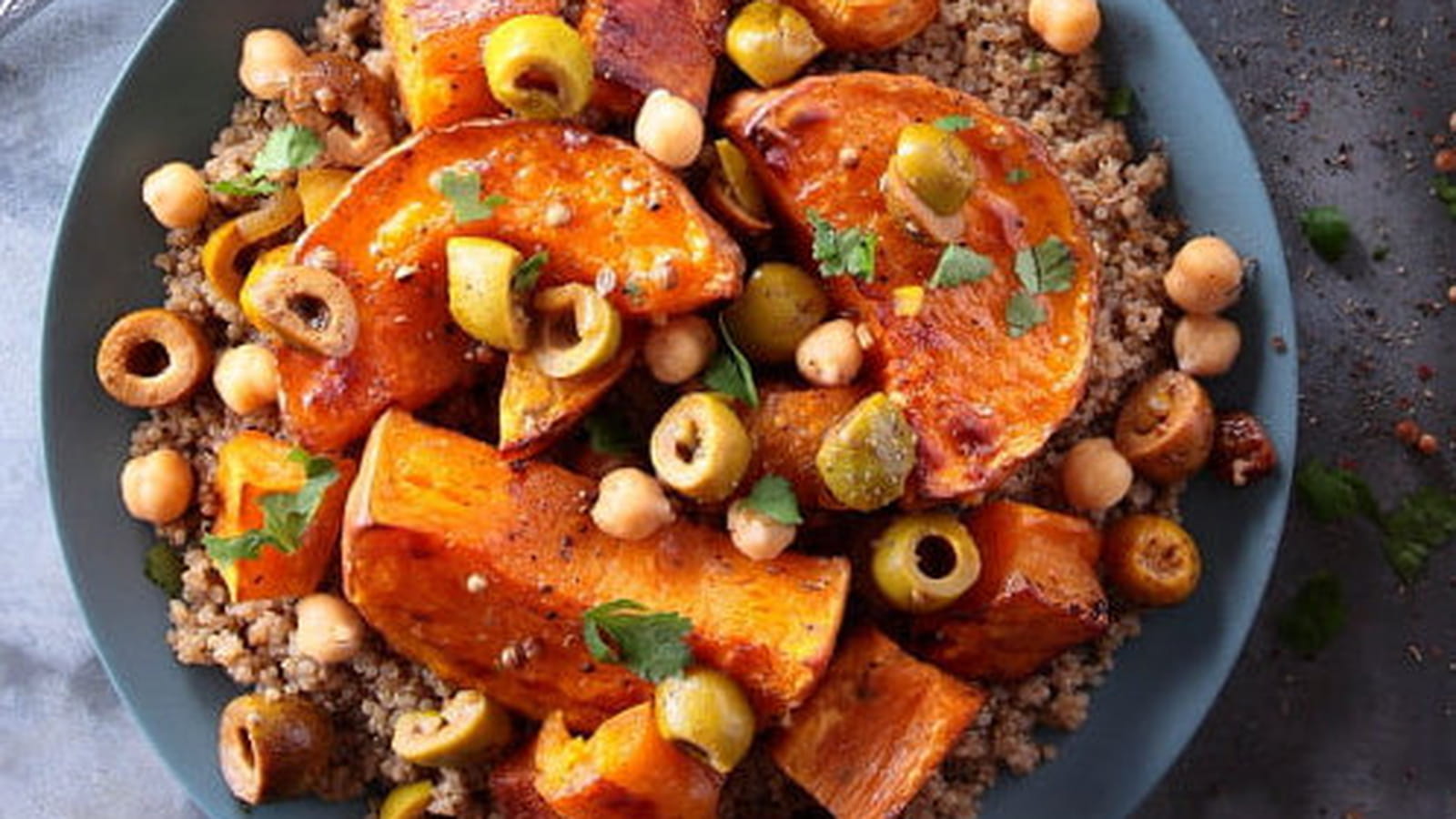 Couscous végétarien de quinoa à la patate douce, courge butternut et olives à la Marocaine