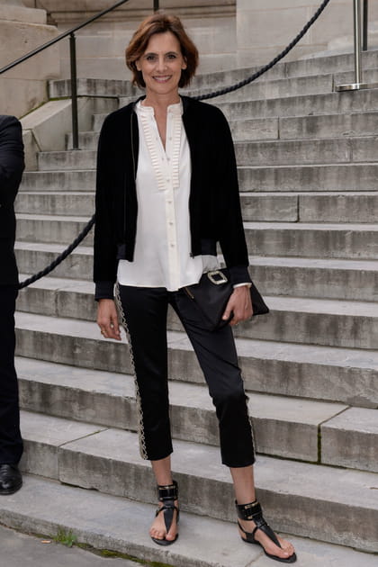 Inès de la Fressange en pantalon noir et sandales K.Jacques