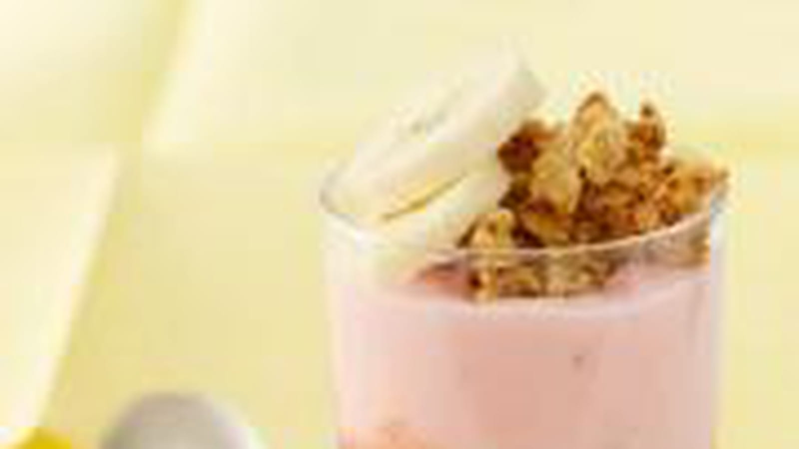 Verrines de yaourt aux fraises, bananes fraîches et avoine croustillant