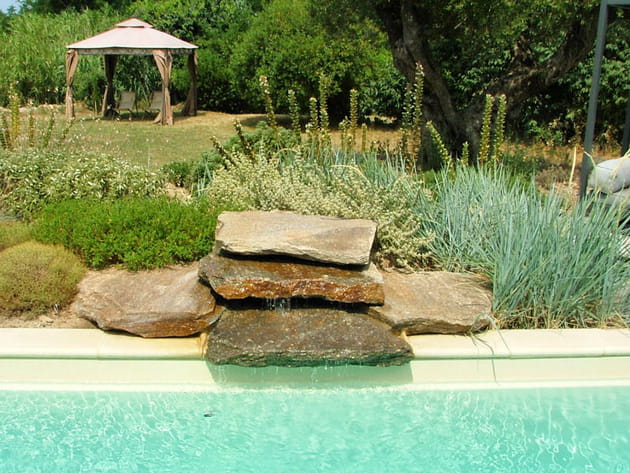 Apr&egrave;s&nbsp;: une fontaine en pierre