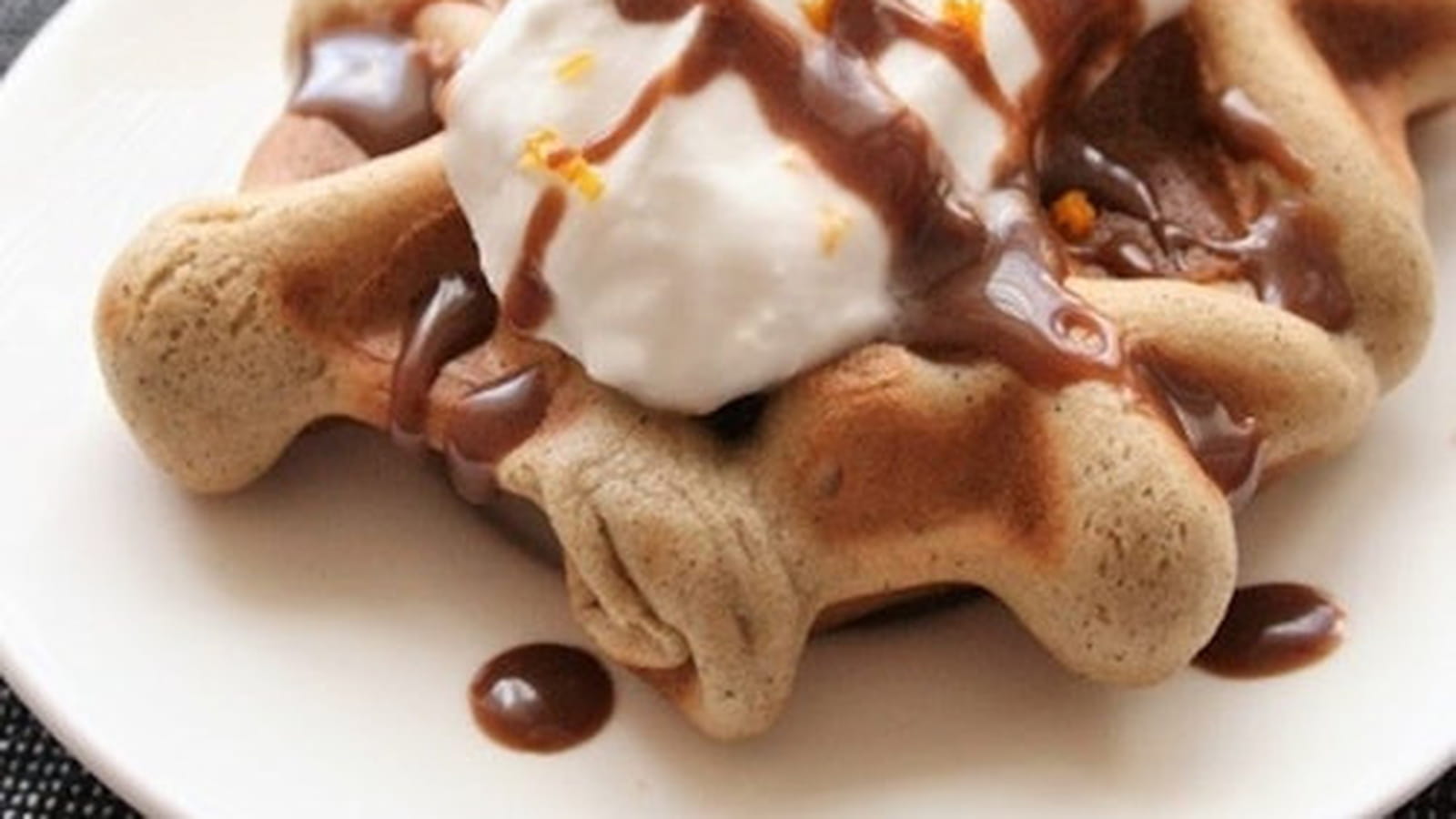 Gaufres à la chantilly coco-bergamote sans gluten, sans œufs et possibilité sans lait