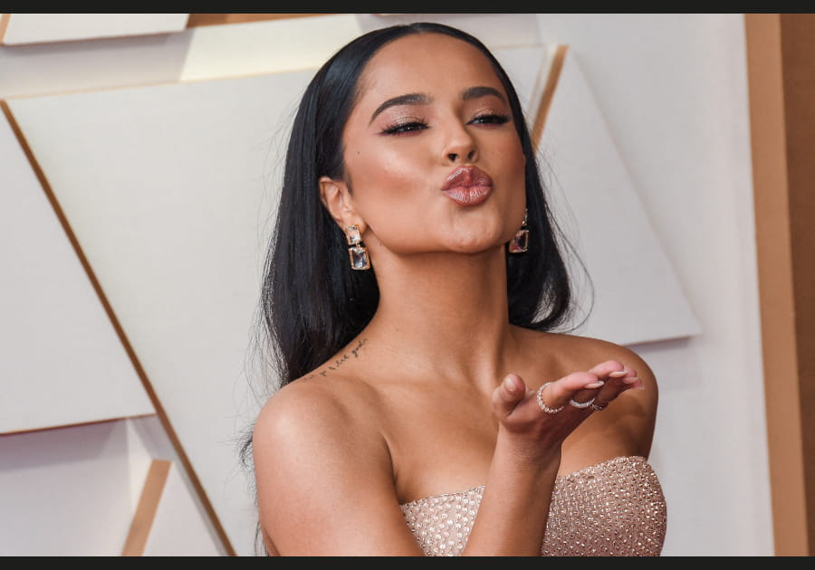 Le look minimaliste de Becky G