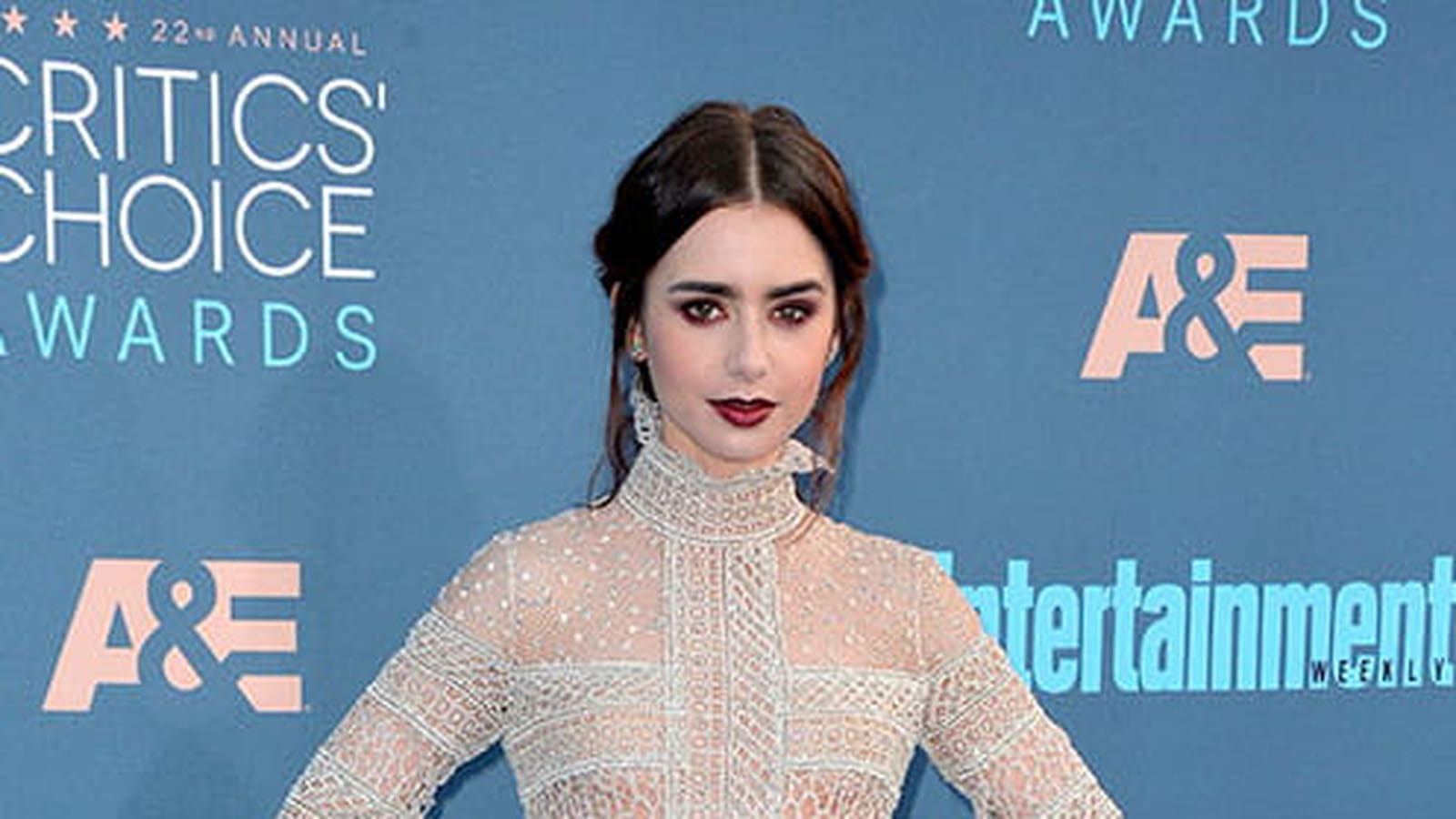 Lily Collins le 11 décembre 2016