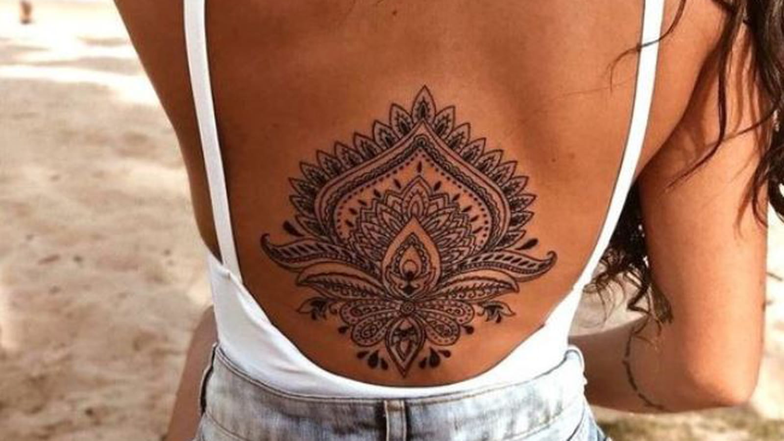 Tatouage mandala dans le dos