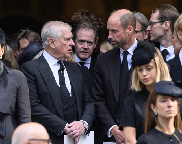 Fun&eacute;railles de la duchesse de Kent&nbsp;: le prince William sort de la cath&eacute;drale avec son oncle Andrew