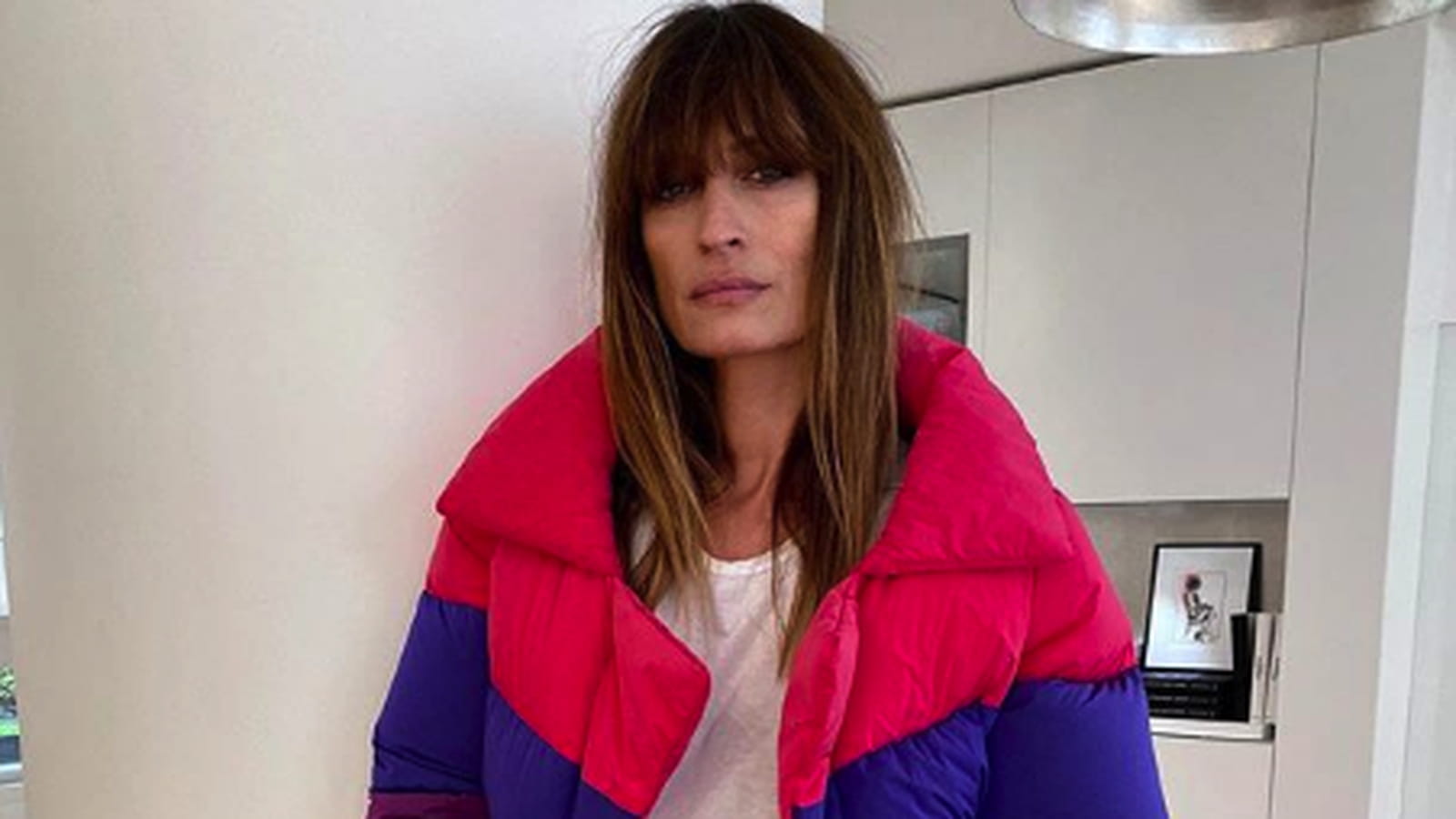 Caroline de Maigret a su pérenniser son aura de top model et de Parisienne assumée