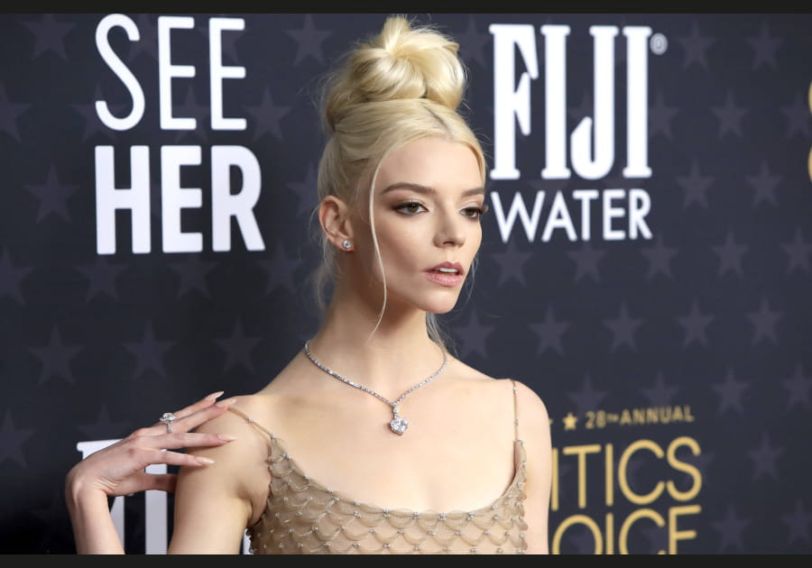 Top&nbsp;: le messy bun d'Anya Taylor-Joy